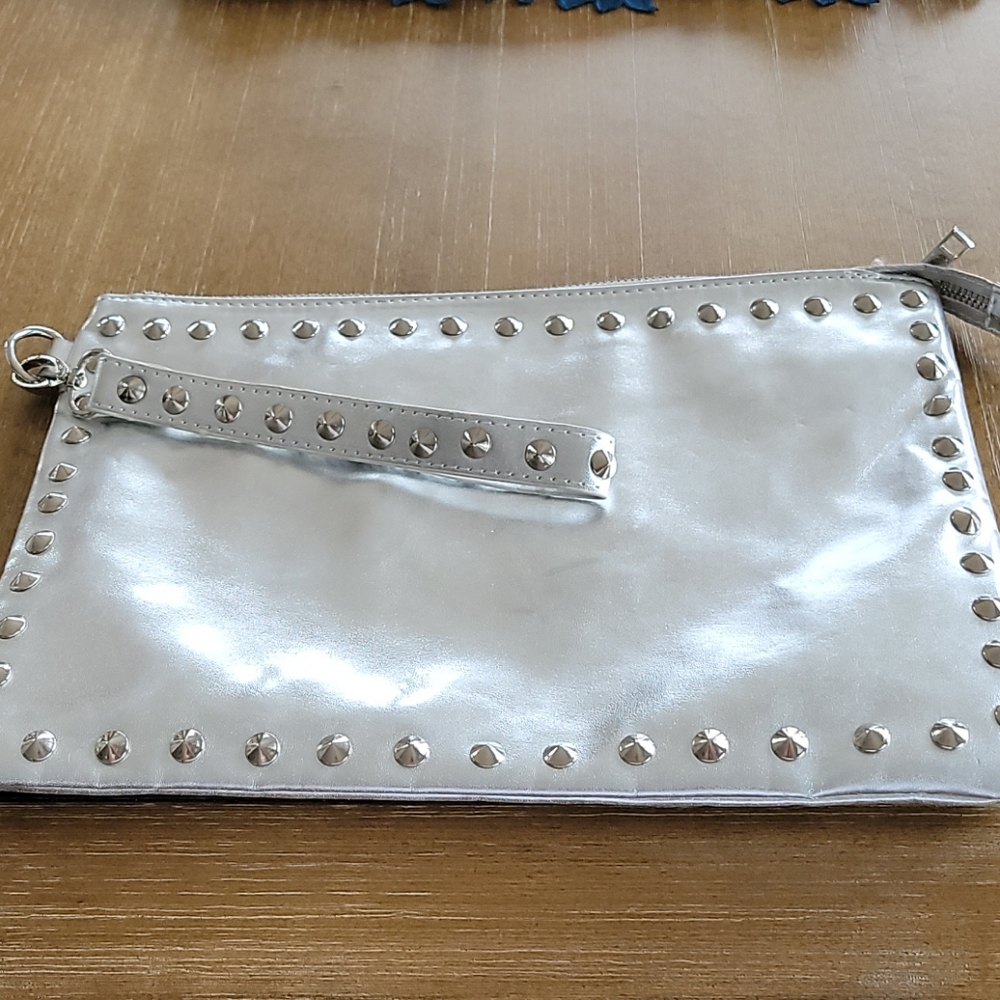 EXPRESSION NYC LARGE WRISTLET
